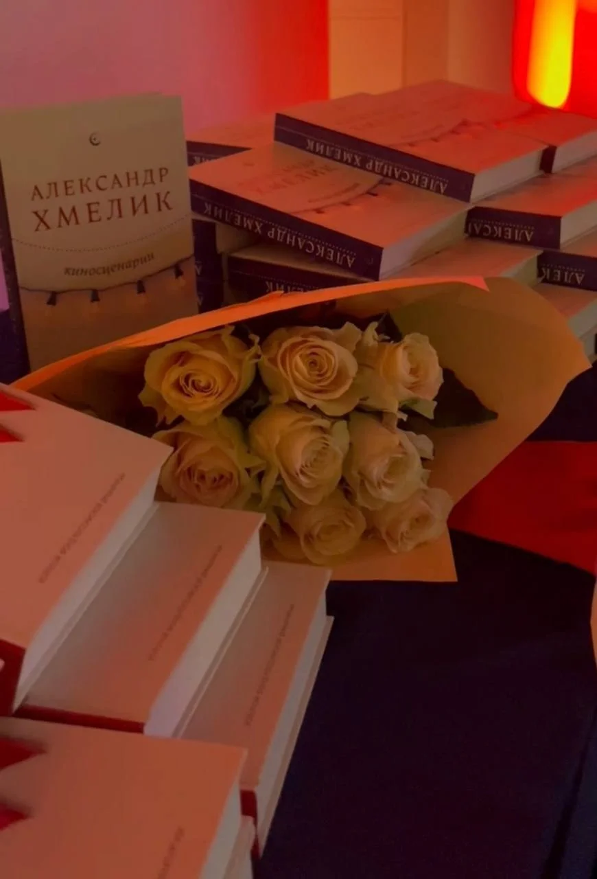 Книги и цветы на вечере памяти