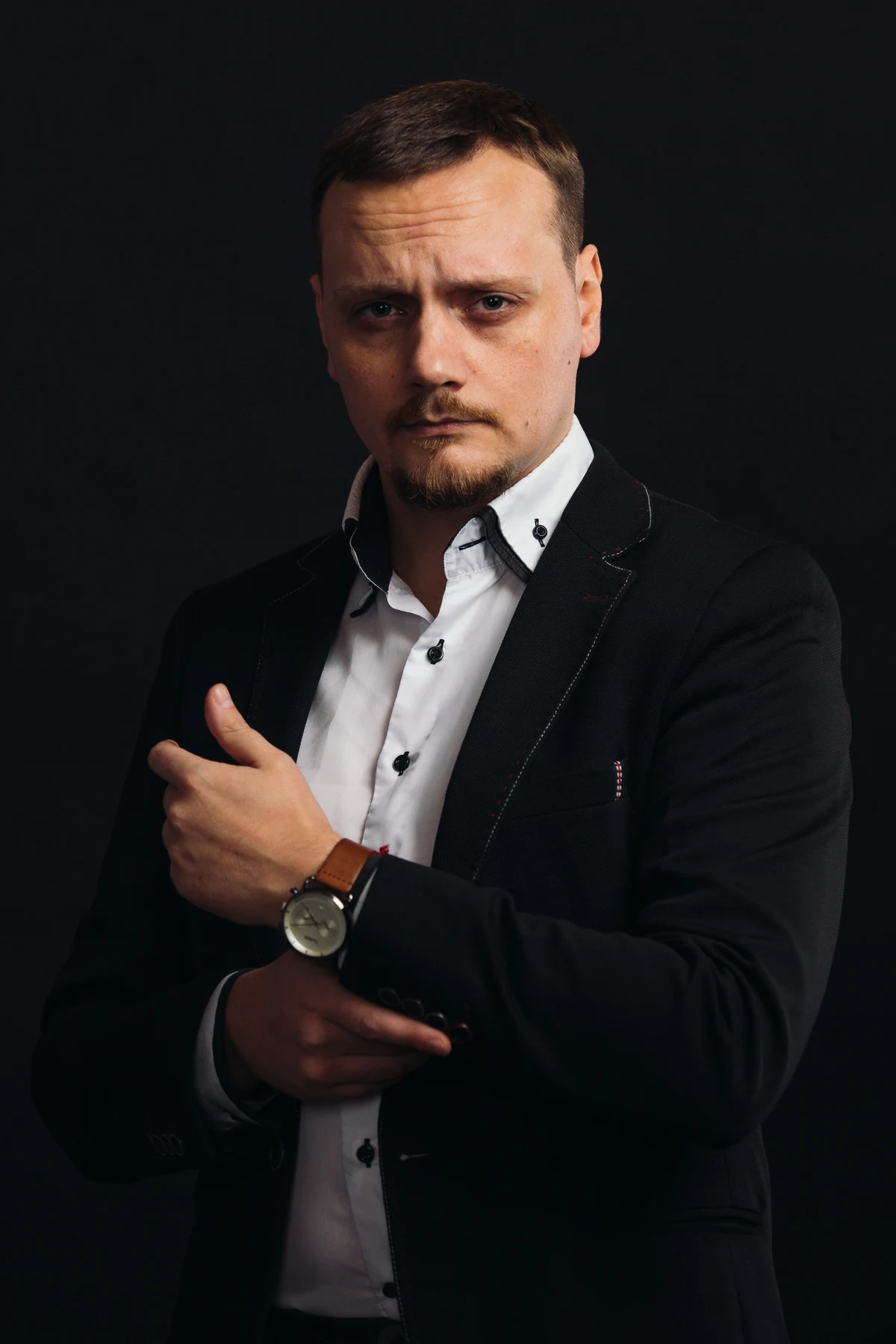 Студийная фотосессия на чёрном фоне — фотография 2