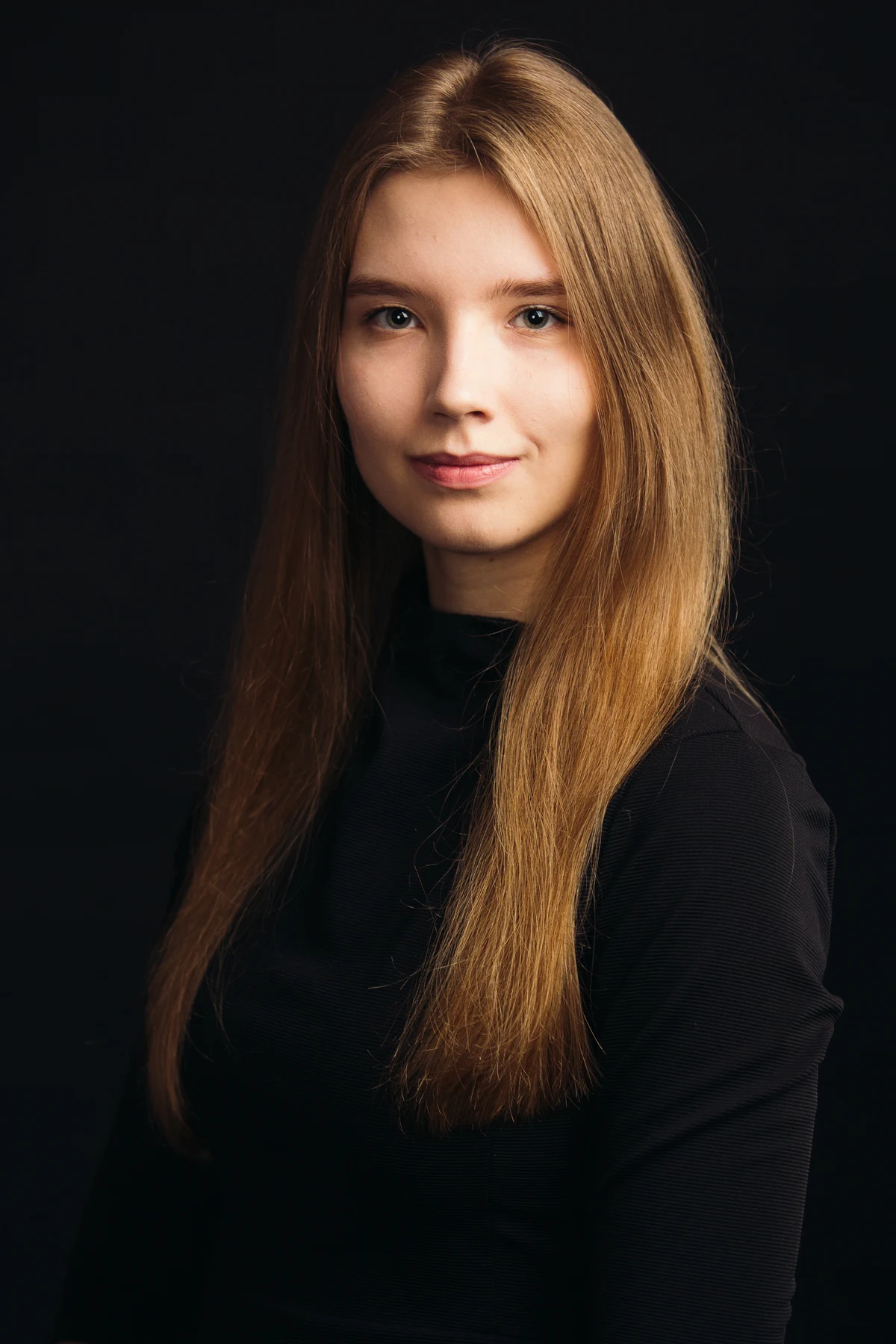 Студийная фотосессия на чёрном фоне — фотография 3